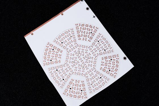 Mũ bảo hiểm mọc tóc trị liệu bằng ánh sáng LED đỏ với bảng mạch LED linh hoạt và bảng mạch linh hoạt LED